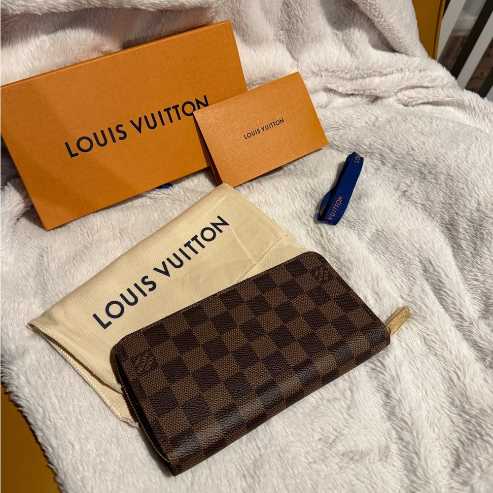 Authentic Louis Vuitton Zippy Damier Ebene Wallet